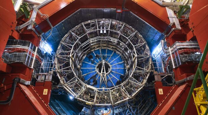 ALICJA w Wielkim Zderzaczu Hadronów nasłuchuje rozmowy dziwnej materii eksperyment Alice Alicja Wielki Zderzacz Hadronów LHC CERN