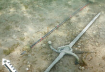 Świetnie zachowany miecz z XVI w. odkryty w Jeziorze Zuryskim Miecz z XVI wieku odkryty na dnie jeziora przez kajakarza