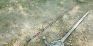 Świetnie zachowany miecz z XVI w. odkryty w Jeziorze Zuryskim Miecz z XVI wieku odkryty na dnie jeziora przez kajakarza