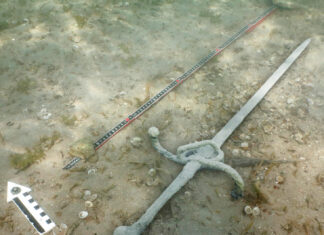 Świetnie zachowany miecz z XVI w. odkryty w Jeziorze Zuryskim Miecz z XVI wieku odkryty na dnie jeziora przez kajakarza