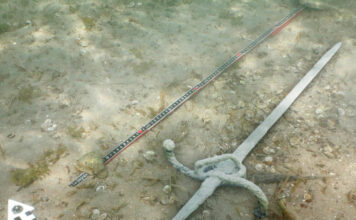 Świetnie zachowany miecz z XVI w. odkryty w Jeziorze Zuryskim Miecz z XVI wieku odkryty na dnie jeziora przez kajakarza