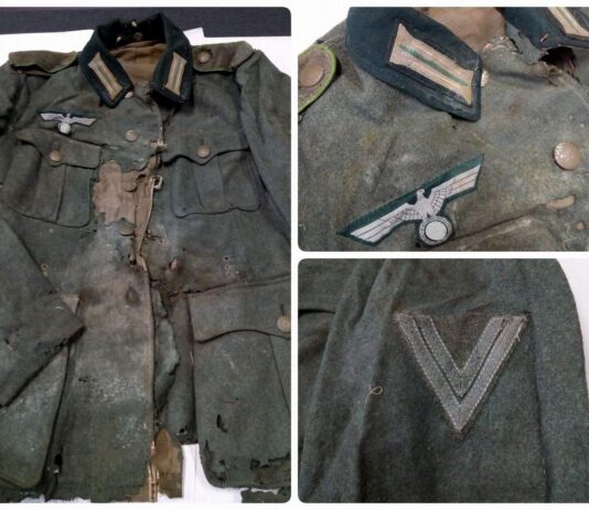 Lubań. Znalazł w domu pod podłogą niemiecki mundur i przekazał do muzeum niemiecki mundur wehrmacht