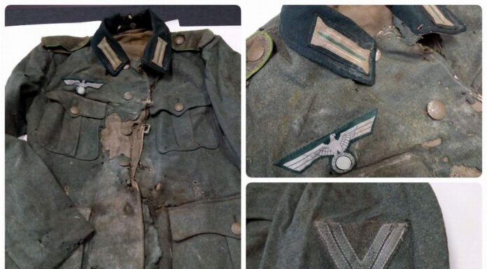Lubań. Znalazł w domu pod podłogą niemiecki mundur i przekazał do muzeum niemiecki mundur wehrmacht