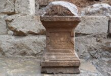 1,800-letni ołtarz wyznawców boga Pana odkryto w 200 lat młodszym bizantyjskim kościele! ołtarz sprzed 2000 tys lat bóg Pan, mitologia grecka