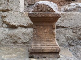 1,800-letni ołtarz wyznawców boga Pana odkryto w 200 lat młodszym bizantyjskim kościele! ołtarz sprzed 2000 tys lat bóg Pan, mitologia grecka