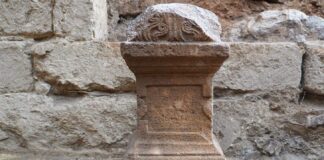 1,800-letni ołtarz wyznawców boga Pana odkryto w 200 lat młodszym bizantyjskim kościele! ołtarz sprzed 2000 tys lat bóg Pan, mitologia grecka