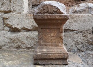 1,800-letni ołtarz wyznawców boga Pana odkryto w 200 lat młodszym bizantyjskim kościele! ołtarz sprzed 2000 tys lat bóg Pan, mitologia grecka