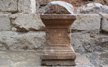 1,800-letni ołtarz wyznawców boga Pana odkryto w 200 lat młodszym bizantyjskim kościele! ołtarz sprzed 2000 tys lat bóg Pan, mitologia grecka