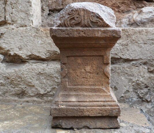 1,800-letni ołtarz wyznawców boga Pana odkryto w 200 lat młodszym bizantyjskim kościele! ołtarz sprzed 2000 tys lat bóg Pan, mitologia grecka