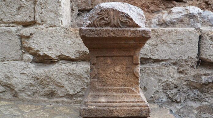 1,800-letni ołtarz wyznawców boga Pana odkryto w 200 lat młodszym bizantyjskim kościele! ołtarz sprzed 2000 tys lat bóg Pan, mitologia grecka