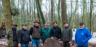 Police. Odkryli i wydobyli w lesie ważący ponad 3 tony pomnik z końca XIX wieku Pomnik Pomorskiego Towarzystwa Leśnego z 1884 roku