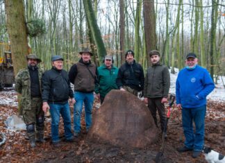 Police. Odkryli i wydobyli w lesie ważący ponad 3 tony pomnik z końca XIX wieku Pomnik Pomorskiego Towarzystwa Leśnego z 1884 roku