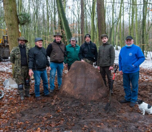 Police. Odkryli i wydobyli w lesie ważący ponad 3 tony pomnik z końca XIX wieku Pomnik Pomorskiego Towarzystwa Leśnego z 1884 roku
