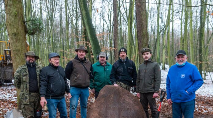 Police. Odkryli i wydobyli w lesie ważący ponad 3 tony pomnik z końca XIX wieku Pomnik Pomorskiego Towarzystwa Leśnego z 1884 roku
