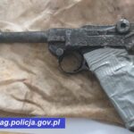 Elbląg. Recydywista z „Lugerem” i amunicją zatrzymany przez policję Pistolet Parabellum P-08