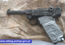 Elbląg. Recydywista z „Lugerem” i amunicją zatrzymany przez policję Pistolet Parabellum P-08