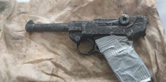 Elbląg. Recydywista z „Lugerem” i amunicją zatrzymany przez policję Pistolet Parabellum P-08