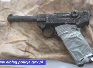 Elbląg. Recydywista z „Lugerem” i amunicją zatrzymany przez policję Pistolet Parabellum P-08