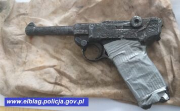 Elbląg. Recydywista z „Lugerem” i amunicją zatrzymany przez policję Pistolet Parabellum P-08