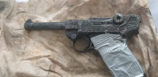 Elbląg. Recydywista z „Lugerem” i amunicją zatrzymany przez policję Pistolet Parabellum P-08