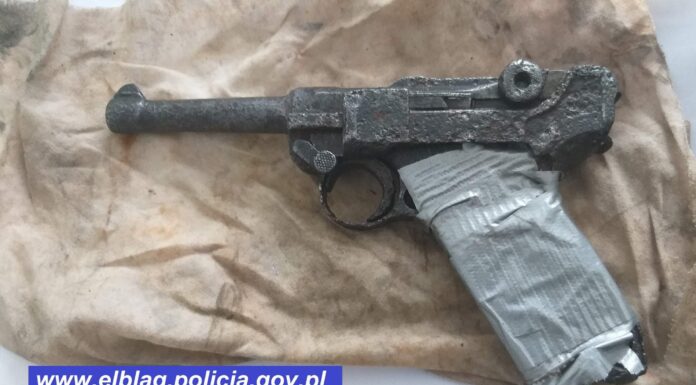 Elbląg. Recydywista z „Lugerem” i amunicją zatrzymany przez policję Pistolet Parabellum P-08