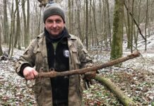 Szabla i inne artefakty znalezione pod Krasnymstawem przez poszukiwaczy pruska szabla