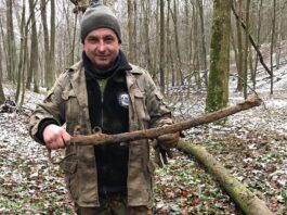 Szabla i inne artefakty znalezione pod Krasnymstawem przez poszukiwaczy pruska szabla