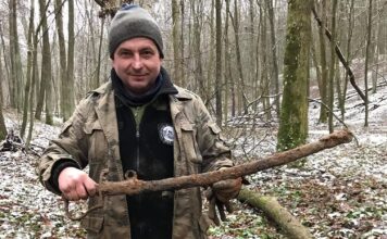 Szabla i inne artefakty znalezione pod Krasnymstawem przez poszukiwaczy pruska szabla