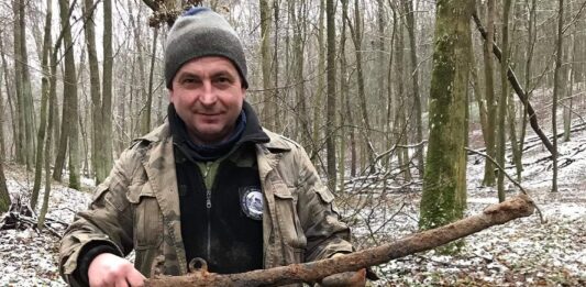 Szabla i inne artefakty znalezione pod Krasnymstawem przez poszukiwaczy pruska szabla