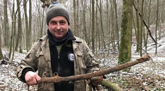 Szabla i inne artefakty znalezione pod Krasnymstawem przez poszukiwaczy pruska szabla