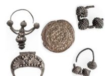 Skarb srebrnych monet i ozdób z X w. trafił do Muzeum Narodowego w Lublinie Srebrny skarb z Pińska