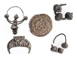 Skarb srebrnych monet i ozdób z X w. trafił do Muzeum Narodowego w Lublinie Srebrny skarb z Pińska