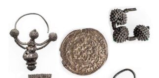 Skarb srebrnych monet i ozdób z X w. trafił do Muzeum Narodowego w Lublinie Srebrny skarb z Pińska
