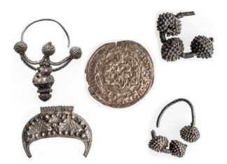 Skarb srebrnych monet i ozdób z X w. trafił do Muzeum Narodowego w Lublinie Srebrny skarb z Pińska