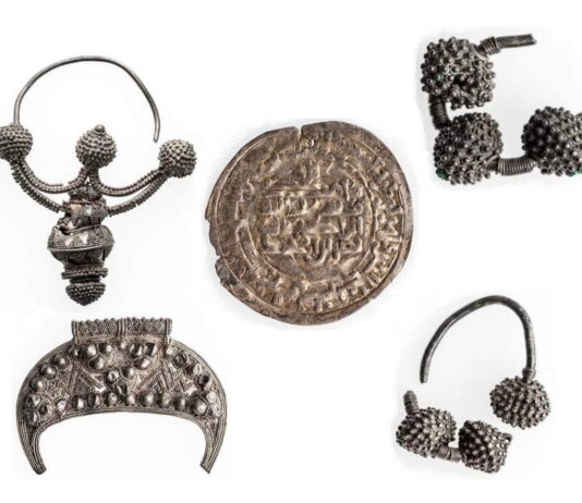 Skarb srebrnych monet i ozdób z X w. trafił do Muzeum Narodowego w Lublinie Srebrny skarb z Pińska