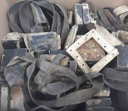 Depozyt z warszawskiego getta potajemnie wywieziony do Izraela – WKZ zawiadomił policję! tefiliny filakterie tora