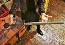 Znalazł i oddał średniowieczny miecz – nasłano na niego policję