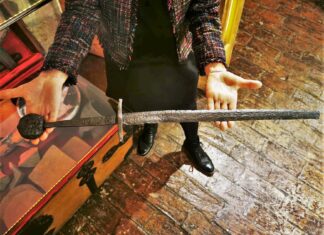 Znalazł i oddał średniowieczny miecz – nasłano na niego policję