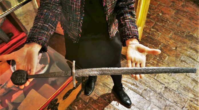 Znalazł i oddał średniowieczny miecz – nasłano na niego policję