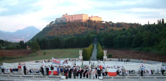 Osuwisko i nadmiar wody zagraża murowi na Monte Cassino Cmentarz na Monte Cassino