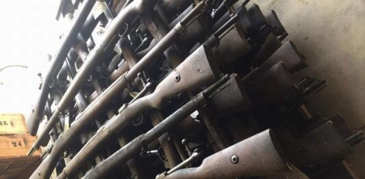 Poszukiwacze militariów staną przed sądem – znaleziono u nich w sumie 77 szt. broni