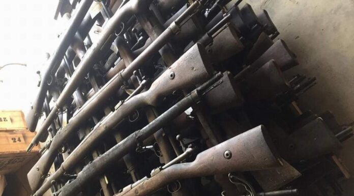 Poszukiwacze militariów staną przed sądem – znaleziono u nich w sumie 77 szt. broni