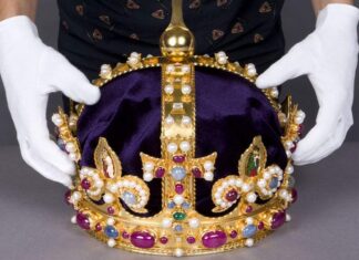 Poszukiwacz odnalazł element zaginionej korony króla Henryka VIII (GALERIA)