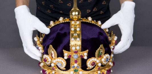 Poszukiwacz odnalazł element zaginionej korony króla Henryka VIII (GALERIA)