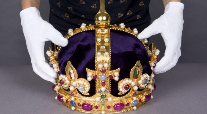 Poszukiwacz odnalazł element zaginionej korony króla Henryka VIII (GALERIA)