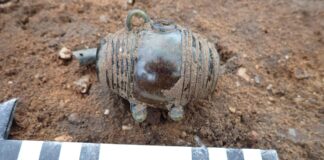 Uniwersytet Cambridge. Średniowieczny cmentarz odkryty pod akademikami! rzymskie szkło