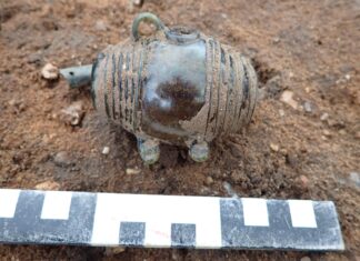 Uniwersytet Cambridge. Średniowieczny cmentarz odkryty pod akademikami! rzymskie szkło