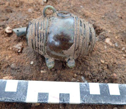 Uniwersytet Cambridge. Średniowieczny cmentarz odkryty pod akademikami! rzymskie szkło