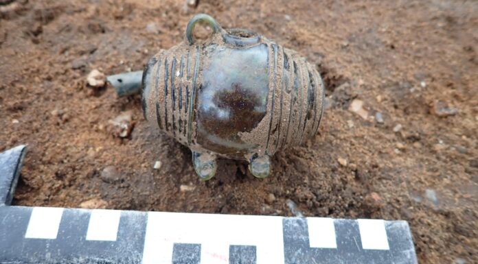 Uniwersytet Cambridge. Średniowieczny cmentarz odkryty pod akademikami! rzymskie szkło