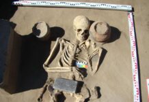 Smartfon sprzed ponad 2000 lat? – Nie, to tylko bardzo rzadka klamra Szkielet młodej kobiety